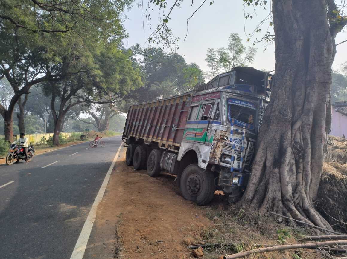 बाइक सवार को ट्रक ने मारी टक्कर, युवक घायल