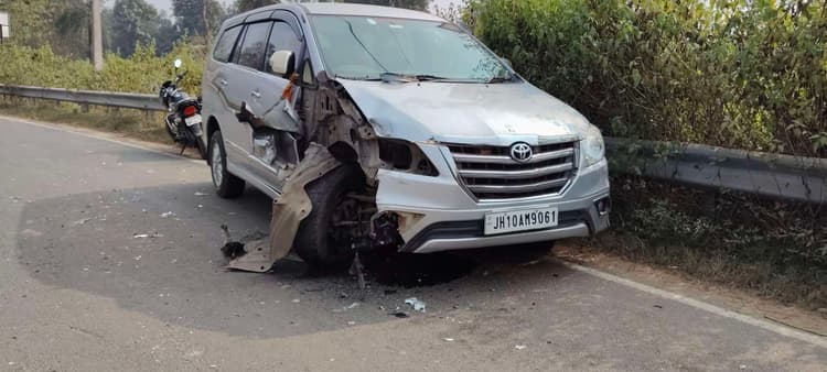 सिमुलतला-टेलवा मार्ग पर कार और एम्बुलेंस की भिड़ंत, बाल-बाल बचे लोग