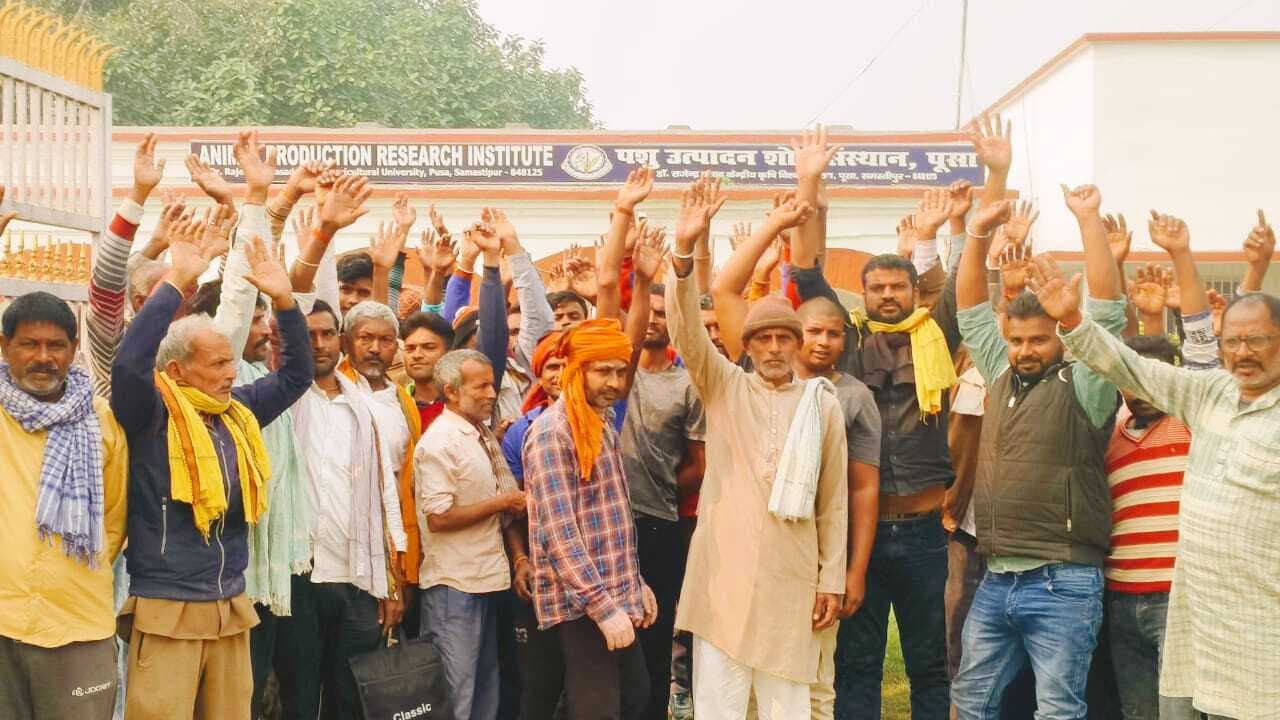 Samastipur News:डेयरी फार्म के मजदूरों ने मांगों को लेकर किया प्रदर्शन