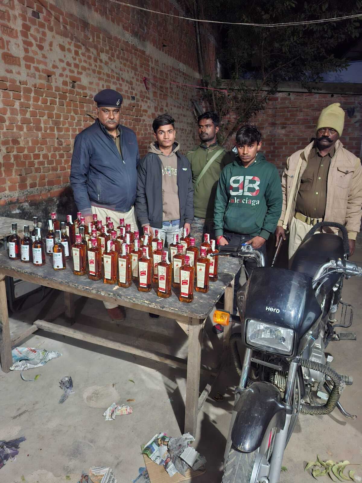 विदेशी शराब के साथ दो तस्कर गिरफ्तार