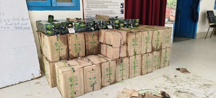 किशनपुर पुलिस ने दुर्घटनाग्रस्त पिकअप से बरामद की भारी मात्रा में अंग्रेजी शराब