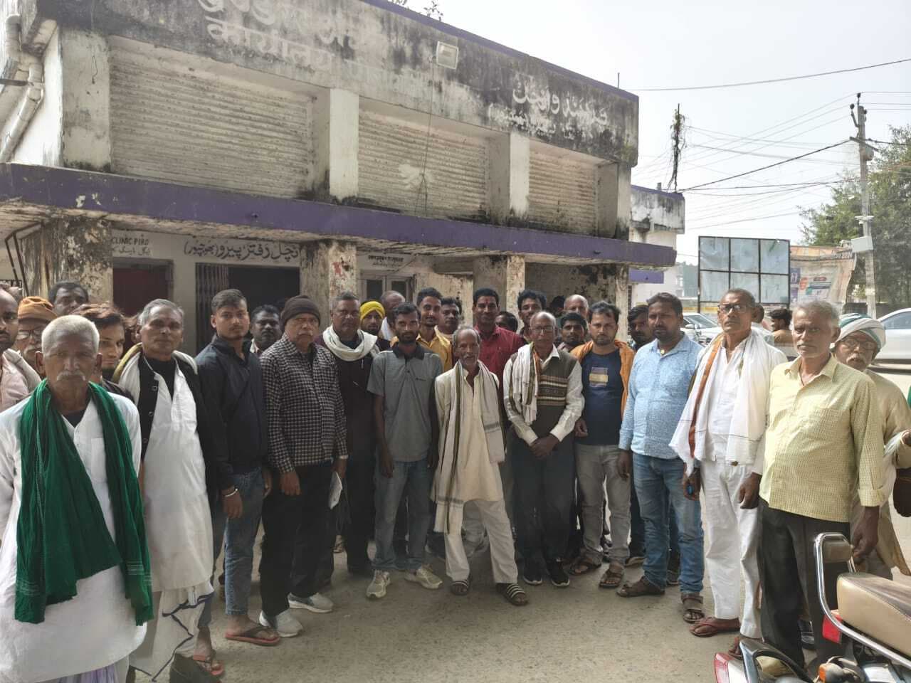 फसल क्षतिपूर्ति की मांग को लेकर किसानों ने किया प्रदर्शन