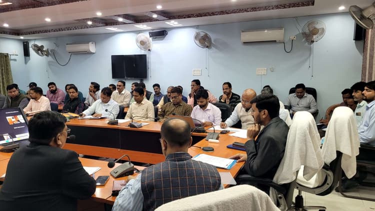 प्रत्येक पंचायत में अतिरिक्त स्वास्थ्य केंद खोलने की योजना पर त्वरित कार्रवाई करें: डीएम