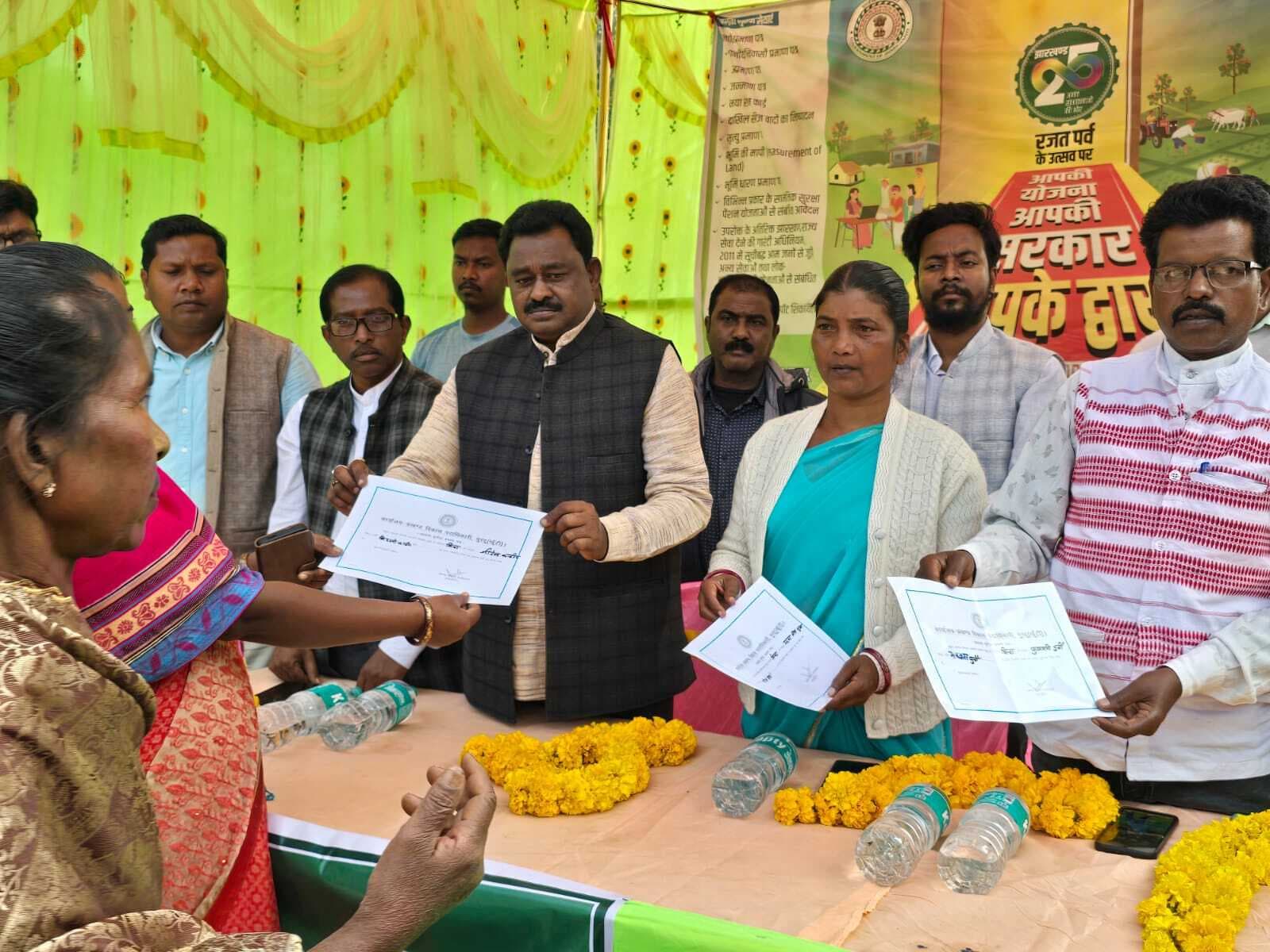 शिविर में उमड़े लोग, योजनाओं के लाभ के लिए दिये आवेदन