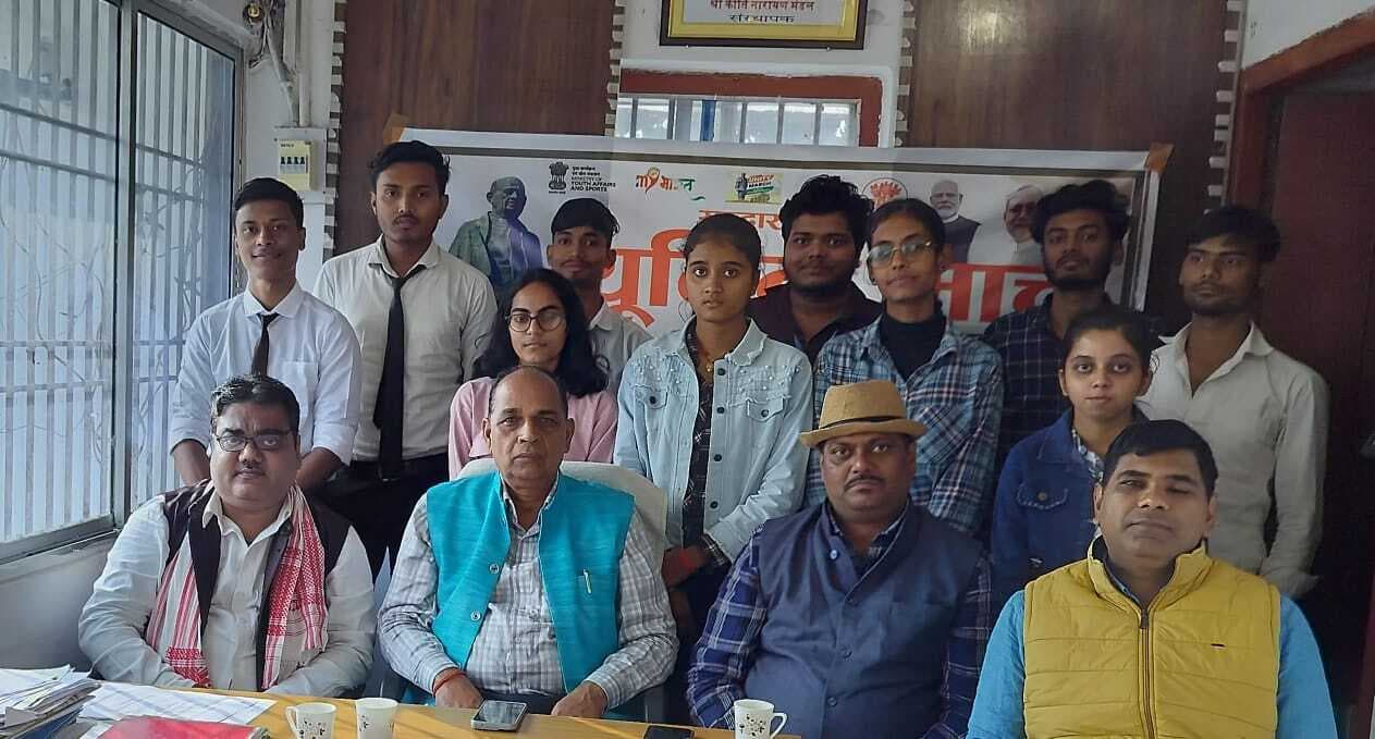 ठाकुर प्रसाद कॉलेज में निबंध प्रतियोगिता का हुआ आयोजन