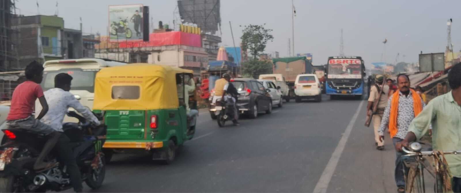 एनएच- 31 किनारे वाहन खड़ी करने से लग रहा जाम