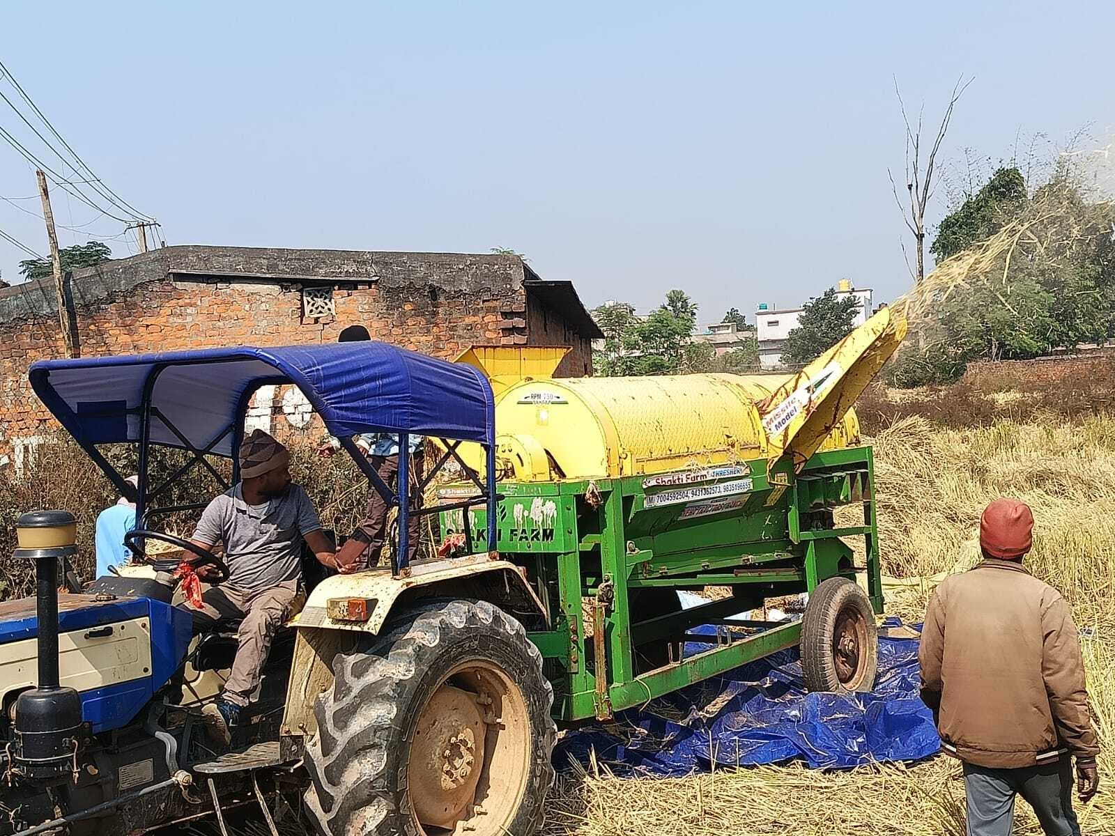 पिपरवार में धान कटाई का काम जारी