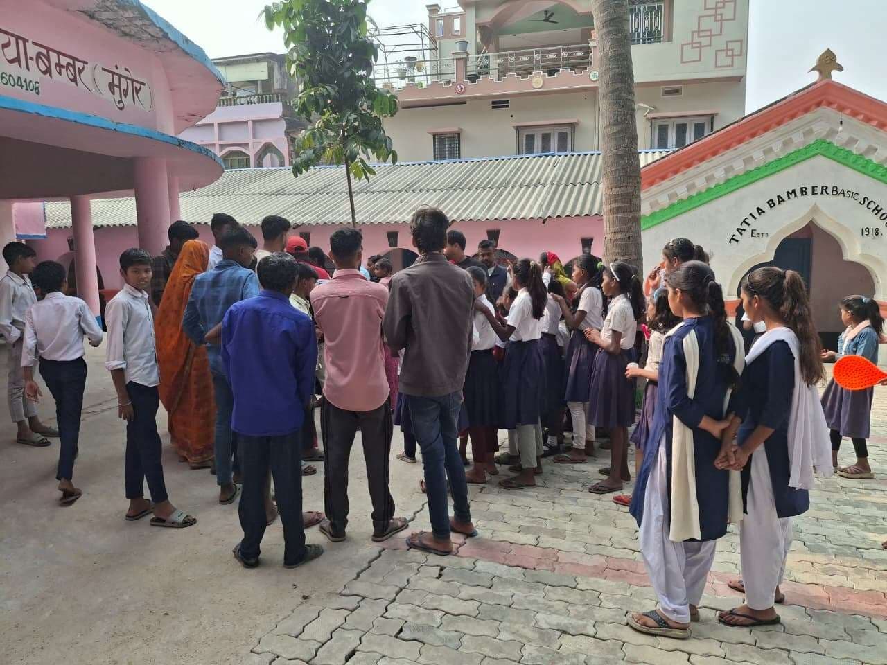 प्रधानाध्यापक पर छात्राओं ने लगाया बैडटच का आरोप, अभिभावकों ने किया हंगामा