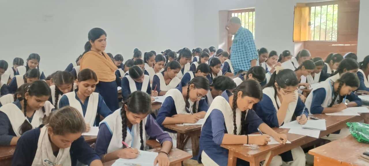 इंटर सेंटअप में इकोनॉमिक्स और साइकोलॉजी के पेपर रहे आसान