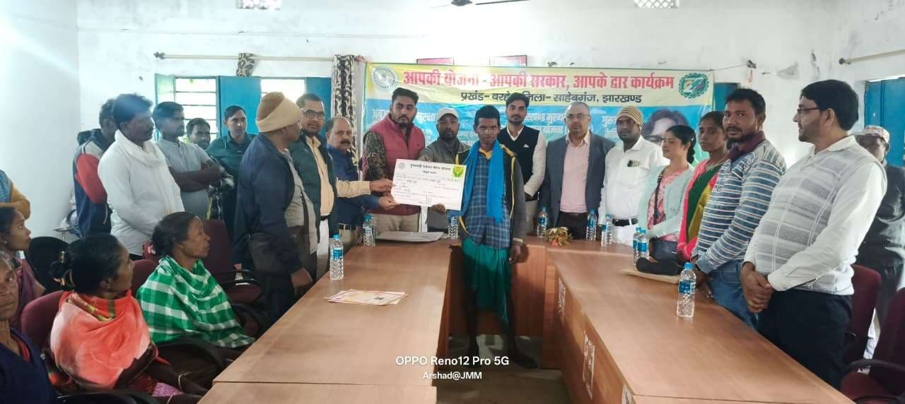 जो प्रखंड कार्यालय नहीं पहुंच सकते, उनके लिए पंचायत में लग रहा शिविर : बर्नार्ड मरांडी