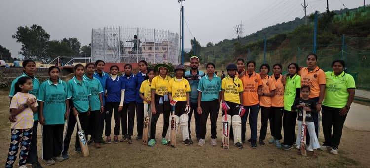 महिला क्रिकेट टीमों के बीच हुआ फ्रेंडली मैच