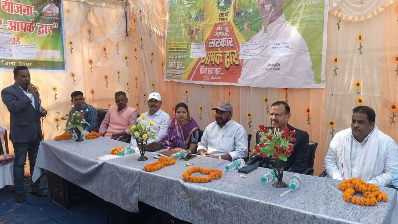 स्टॉलों पर विभिन्न योजनाओं के लिए आये आवेदन