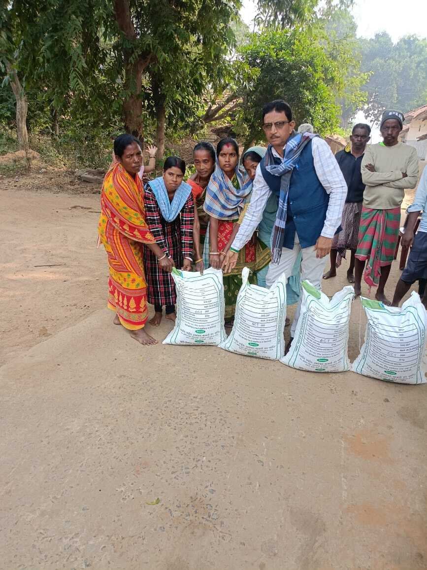 मुखिया ने किसानों के बीच बांटे चने का बीज