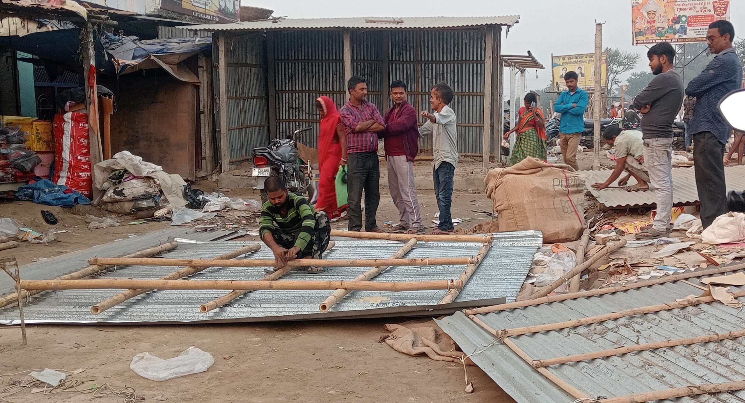 हरदा बाजार में एनएच 31 से दुकानदार खुद हटा रहे अतिक्रमण