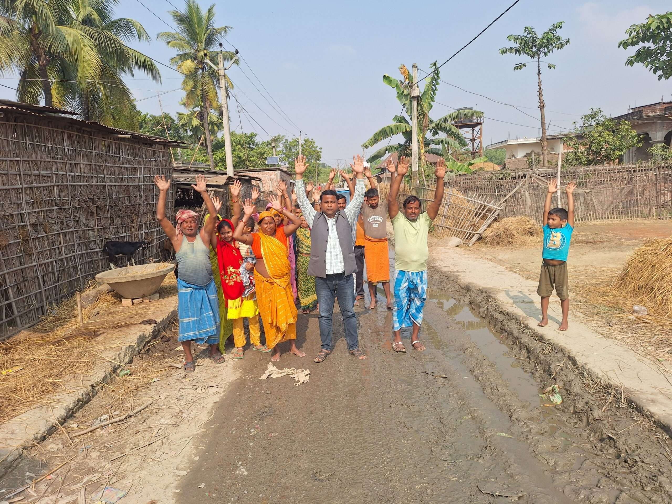 सड़क की जर्जर स्थिति पर ग्रामीणों ने किया प्रदर्शन