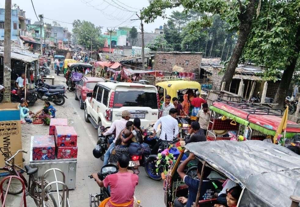 अतिक्रमण के कारण दो घंटे तक जाम में फंसे लोग