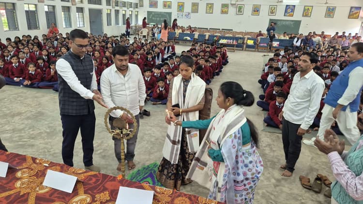 छात्रों ने लोकतांत्रिक ढांचे और निर्णय की प्रक्रिया को समझा