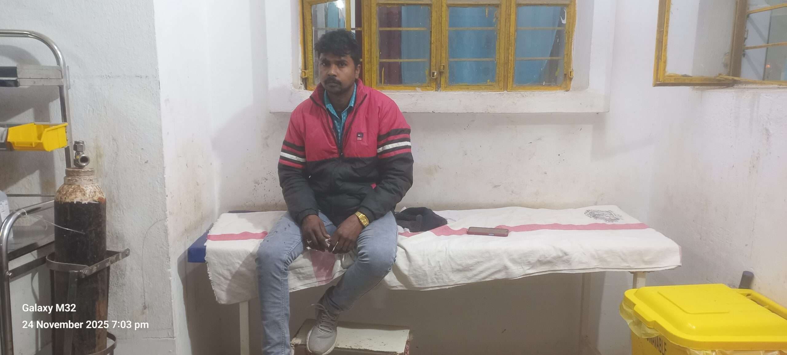 बस के धक्के से बाइक सवार जख्मी