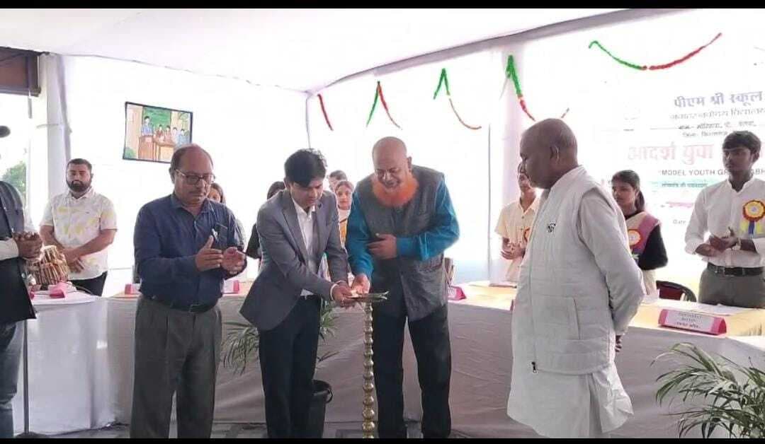 मॉडल युवा ग्राम सभा  में लोकतांत्रिक मूल्यों की दी जानकारी