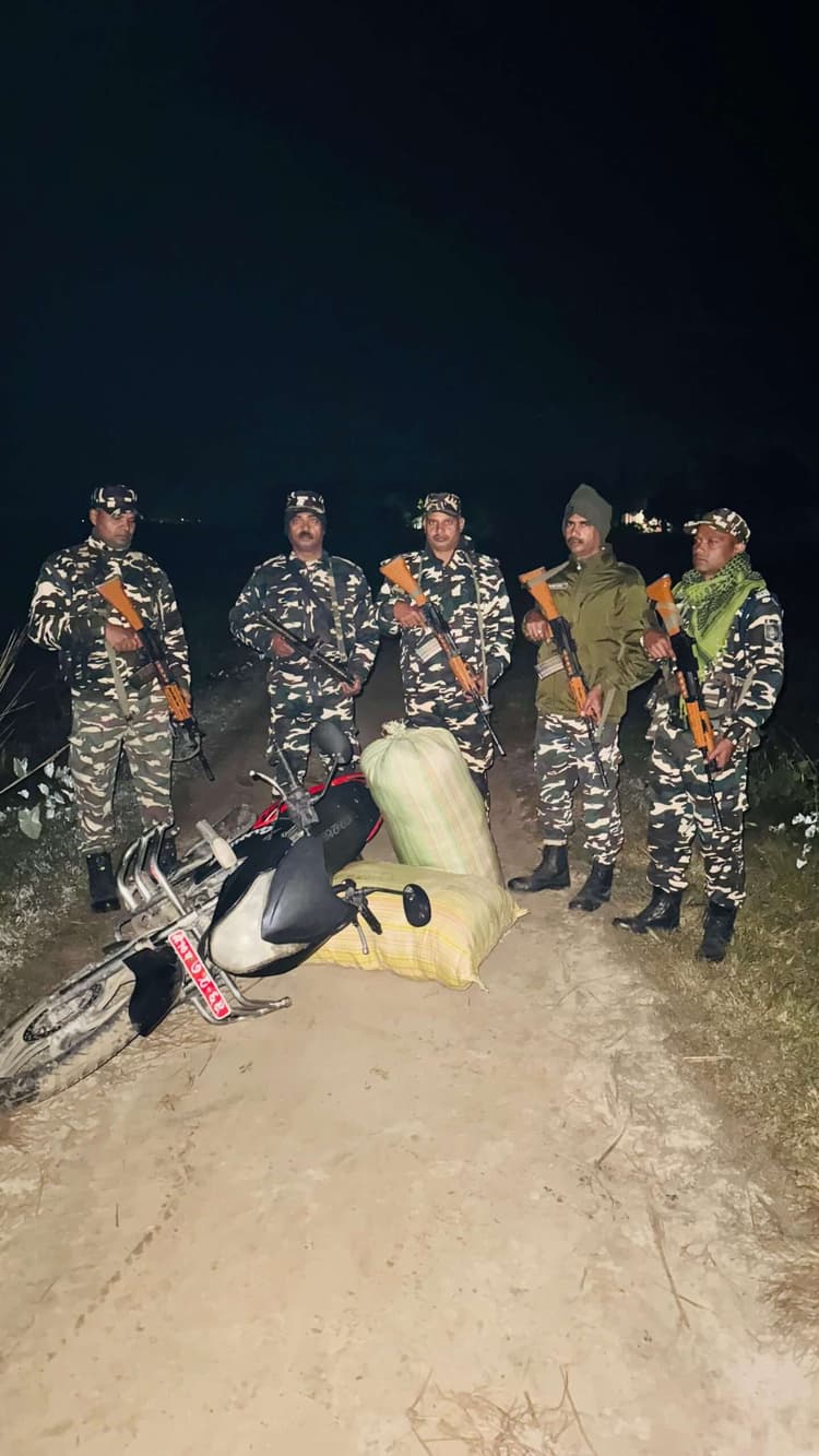 तस्करी कर नेपाल से लाये जा रहे 33 विदेशी जैकेट जब्त