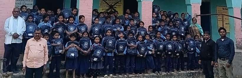 Madhubani News : स्कूली छात्र-छात्राओं के बीच कीट का हुआ वितरण