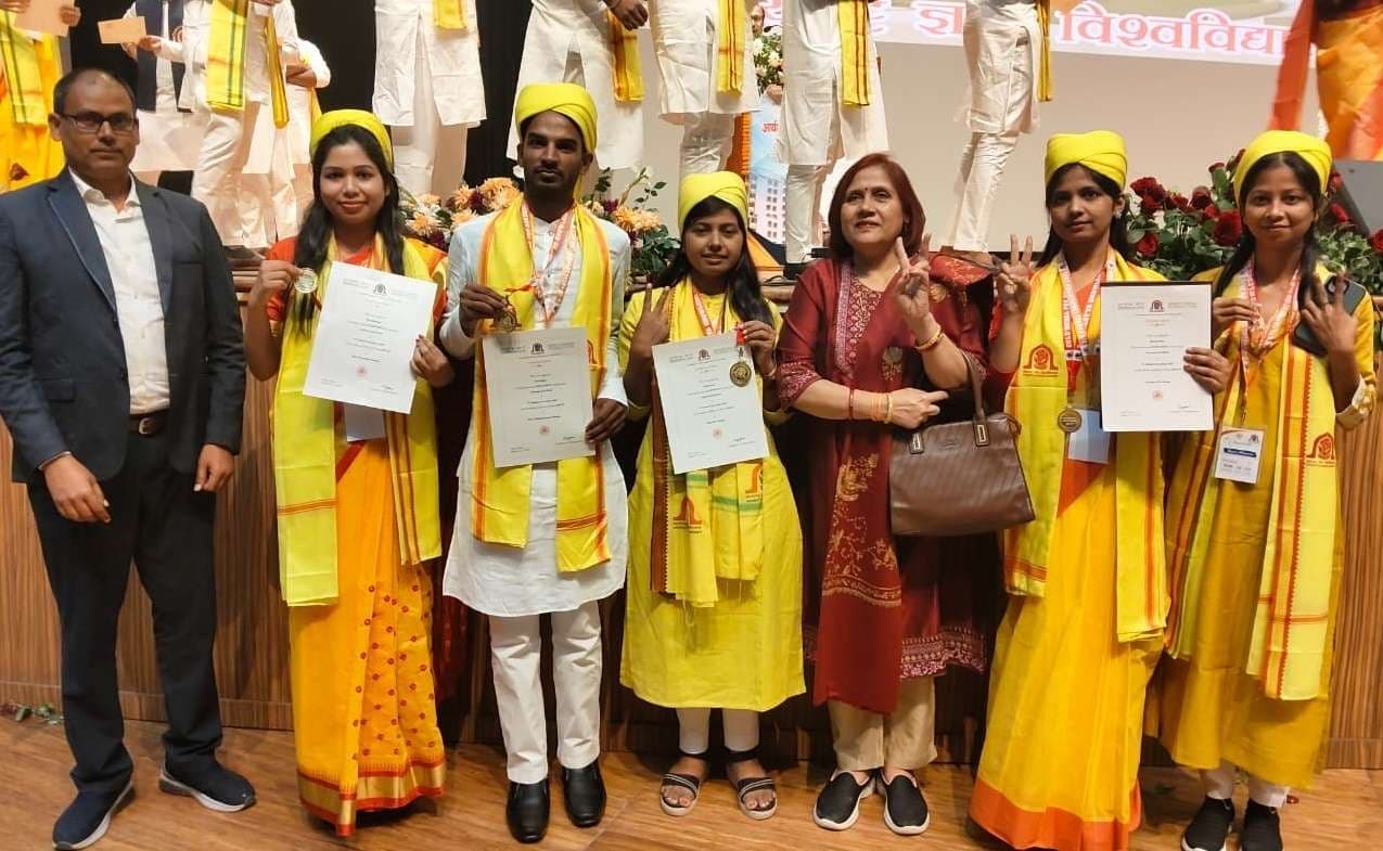 श्यामलाल चंद्रशेखर नर्सिंग कॉलेज के पांच छात्रों को मिला गोल्ड मेडल, राज्यपाल ने किया सम्मानित