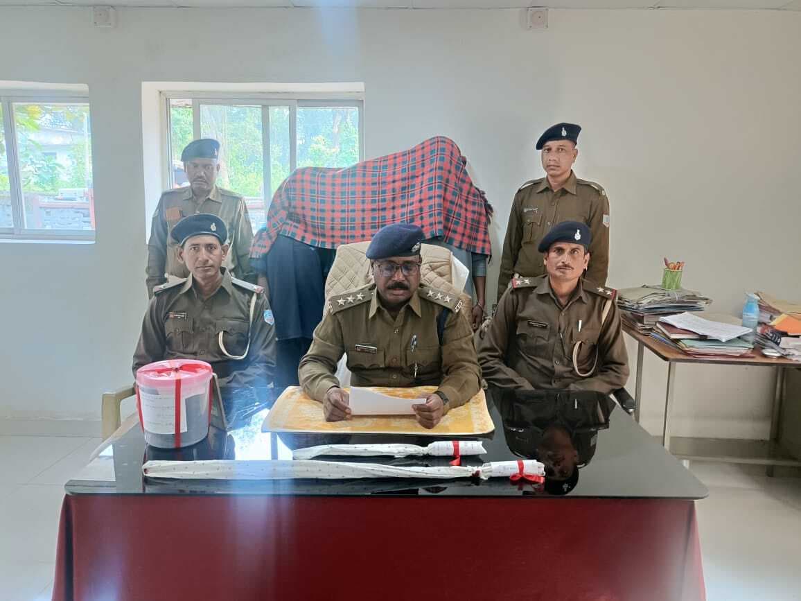 Chaibasa News : जले मोपेड से सुलझी हत्या की गुत्थी, 3 आरोपी गिरफ्तार