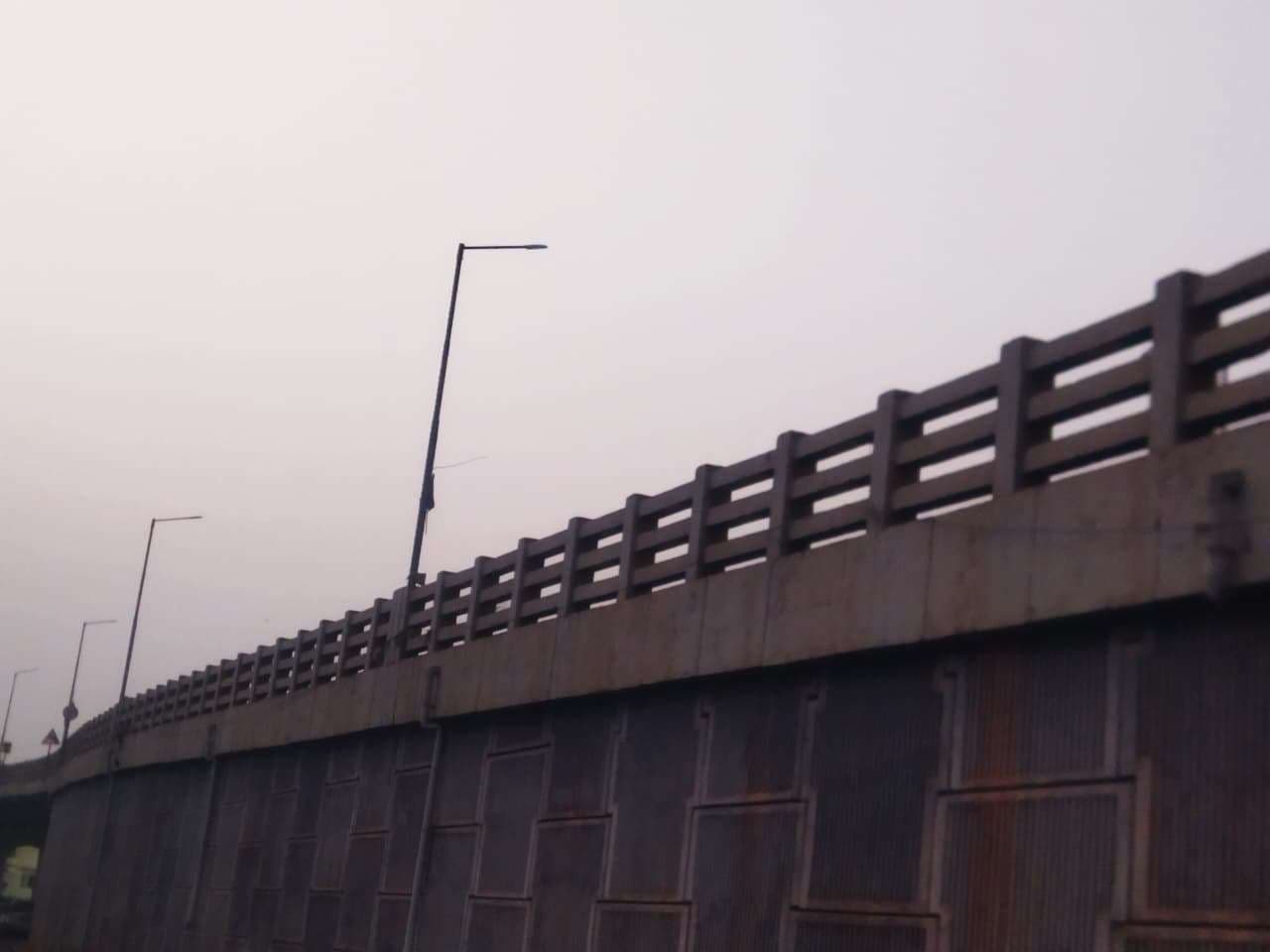 Chaibasa News : बिल बकाया होने पर विभाग ने बिजली काटी, 3 दिनों से अंधेरे में रेलवे ओवरब्रिज