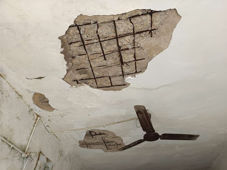 Darbhanga News: मरीज का उपचार कर रहे थे चिकित्सक, अचानक टूटकर गिरा छत का मलबा