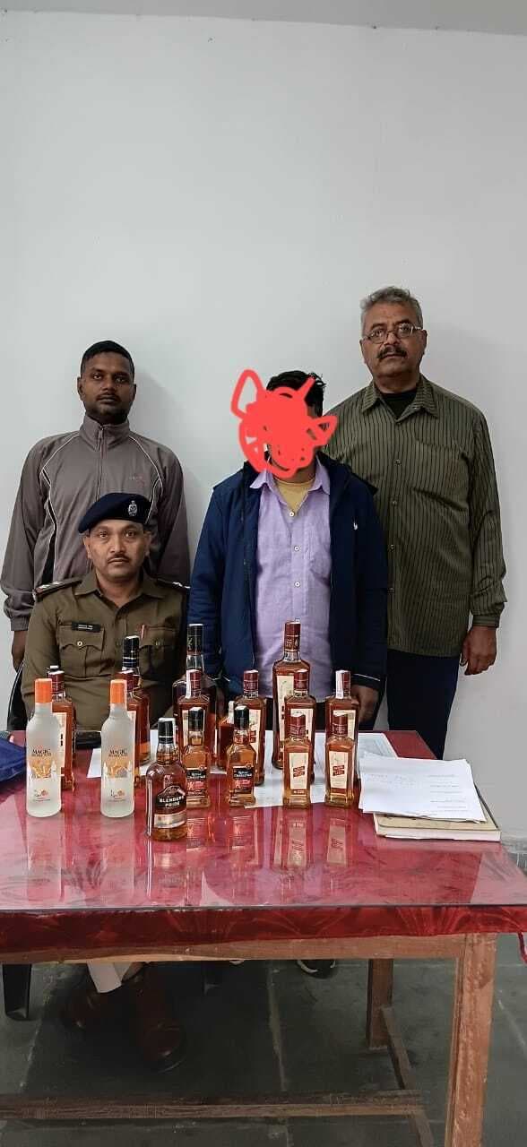 Giridih news :आरपीएफ ने अंग्रेजी शराब के साथ युवक को पकड़ा
