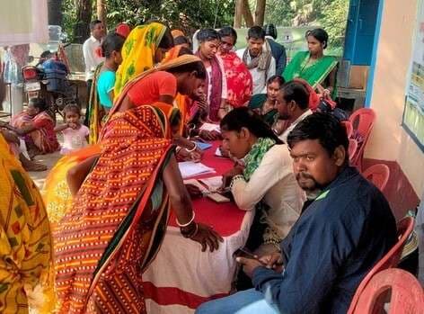 शिविर में योजनाओं के लिए सैकड़ों आवेदन जमा, जॉब कार्ड वितरित