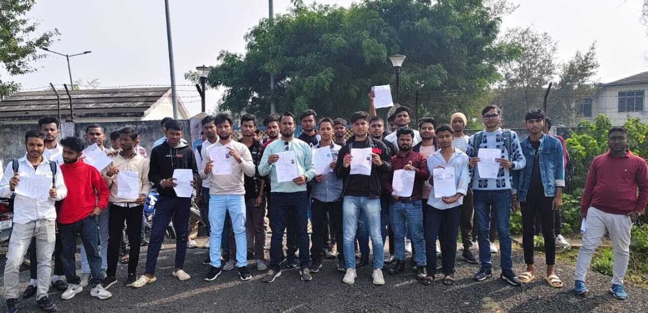 आइटीआइ संस्थान के 72 छात्र परीक्षा वंचित, छात्रों ने केंद्र के बाहर जमकर किया हो हंगामा