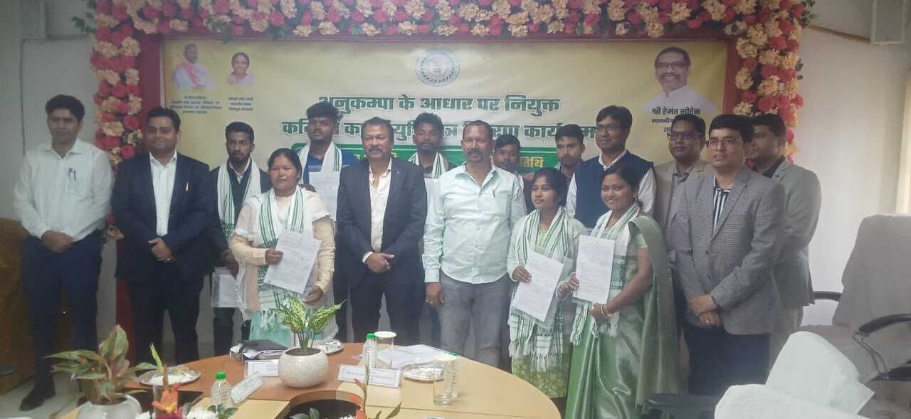 Chaibasa News : अनुकंपा पर नौकरी पाने वाले 8 लोगों को मिला नियुक्ति पत्र