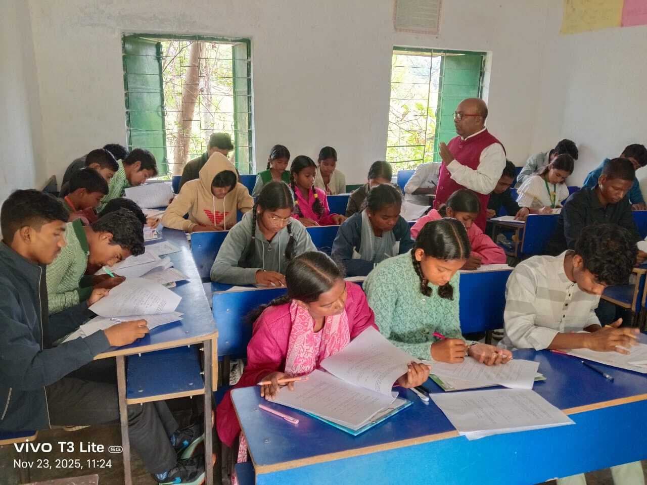 Seraikela Kharsawan News : छात्रवृत्ति परीक्षा में 1000 विद्यार्थी हुए शामिल