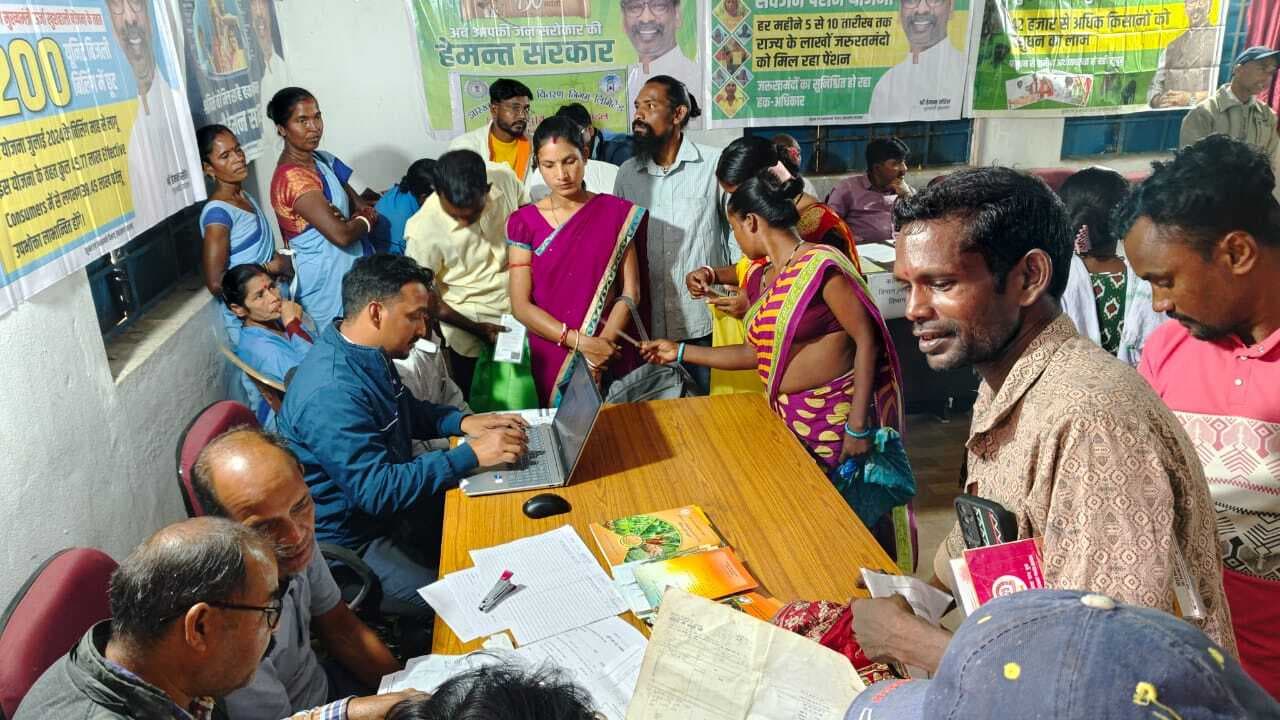 Seraikela Kharsawan News : जागरूक होकर योजनाओं का लाभ उठाएं: बीडीओ