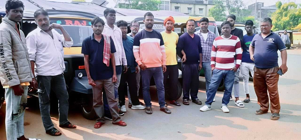East Singhbhum News : बुरुडीह कमेटी पर मनमाना शुल्क लेने का आरोप, टेंपो चालकों का प्रदर्शन