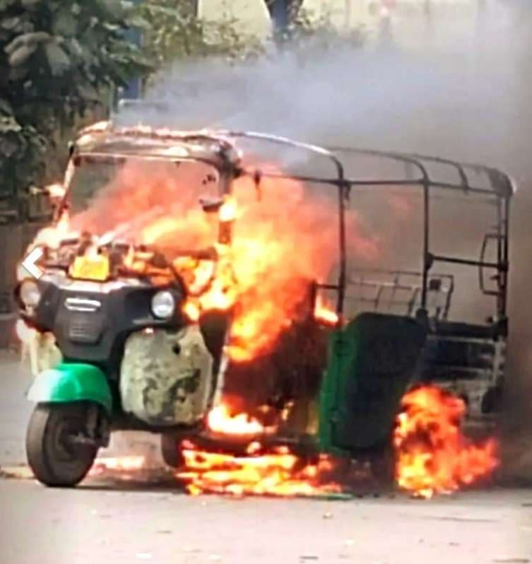 Jamshedpur News : स्टेशन के पास चलती टेंपो में लगी आग, सीएनजी सिलेंडर फटा, बाल-बाल बचे यात्री