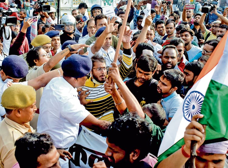 नियुक्ति में धांधली व 10 अतिरिक्त अंक देने के खिलाफ एसएससी अभ्यर्थी सड़क पर