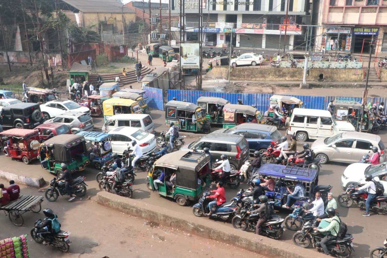 Dhanbad News: गया पुल नया अंडरपास : मशीन नहीं पहुंचने से काम शुरू नहीं