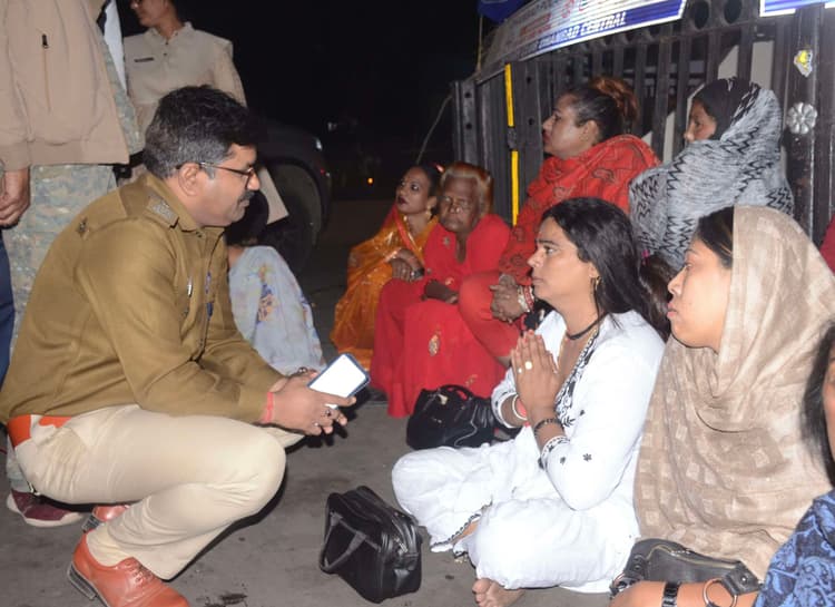 Dhanbad News: क्षेत्रीय विवाद को ले सुनैना किन्नर ने दिया रणधीर वर्मा चौक धरना, 29 को वार्ता