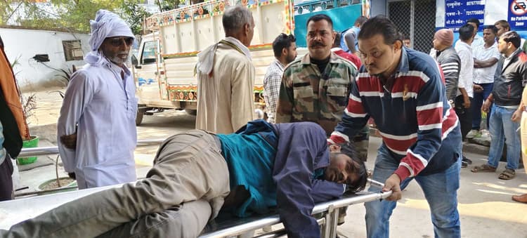 सीएनजी ऑटो पेड़ से टकराया, तीन महिलाएं सहित सात लोग घायल