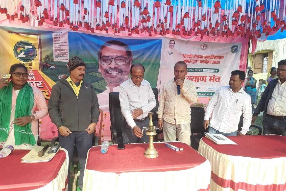 सरकार आपके द्वार : लाभुकों के बीच जॉब कार्ड का किया वितरण