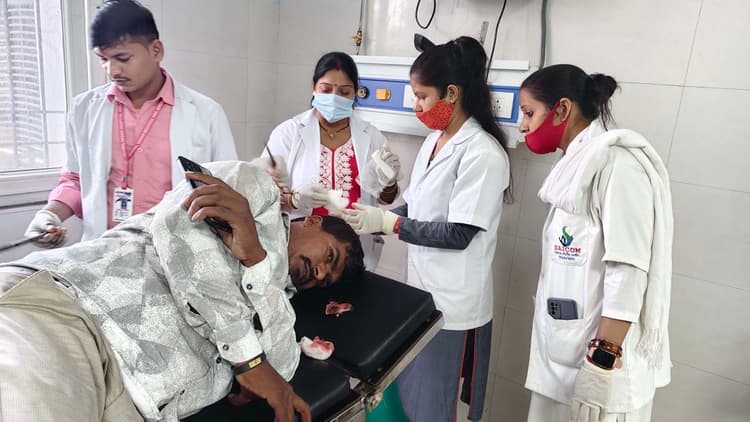 मामूली विवाद में पैसेंजर ने इ-रिक्शा चालक को पीटा और शीशा तोड़ा