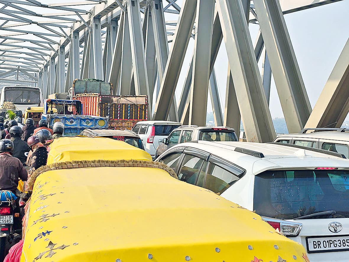 Hajipur News : गांधी सेतु के पूर्वी लेन में दो वाहन खराब, लगा जाम