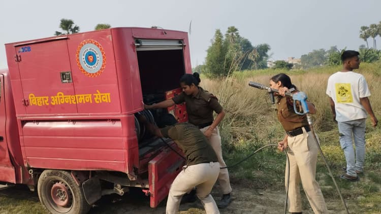 Samastipur News:रोसड़ा में खड़ही के खेत में अचानक लगी आग