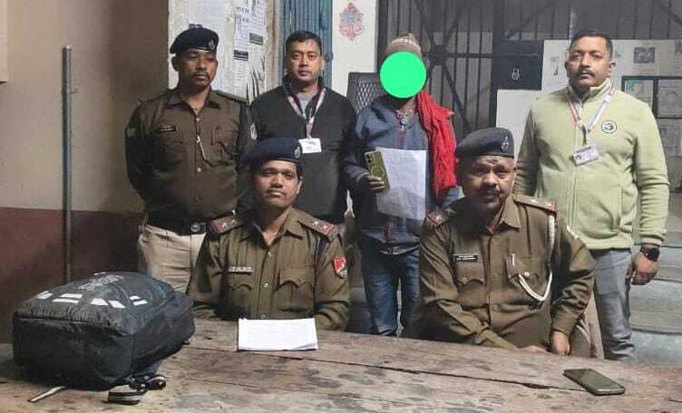 Samastipur News:बेगूसराय का युवक चोरी के मोबाइल के साथ गिरफ्तार