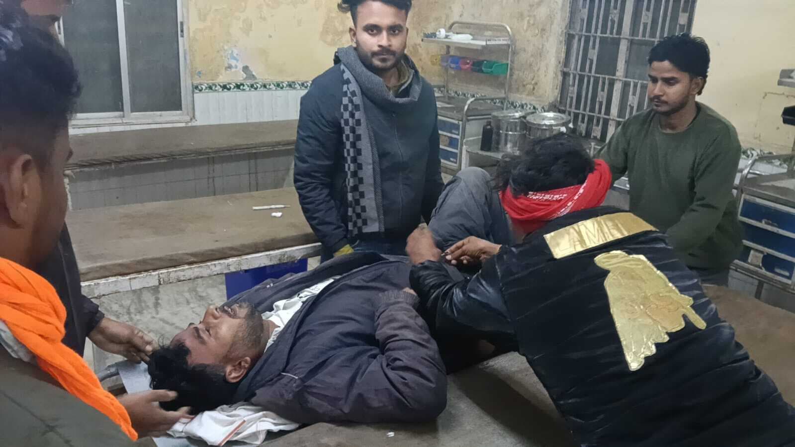 अलग–अलग जगहों पर अज्ञात वाहनों से हुई टक्कर में बाइक सवार तीन लोग गंभीर रूप से हुए घायल