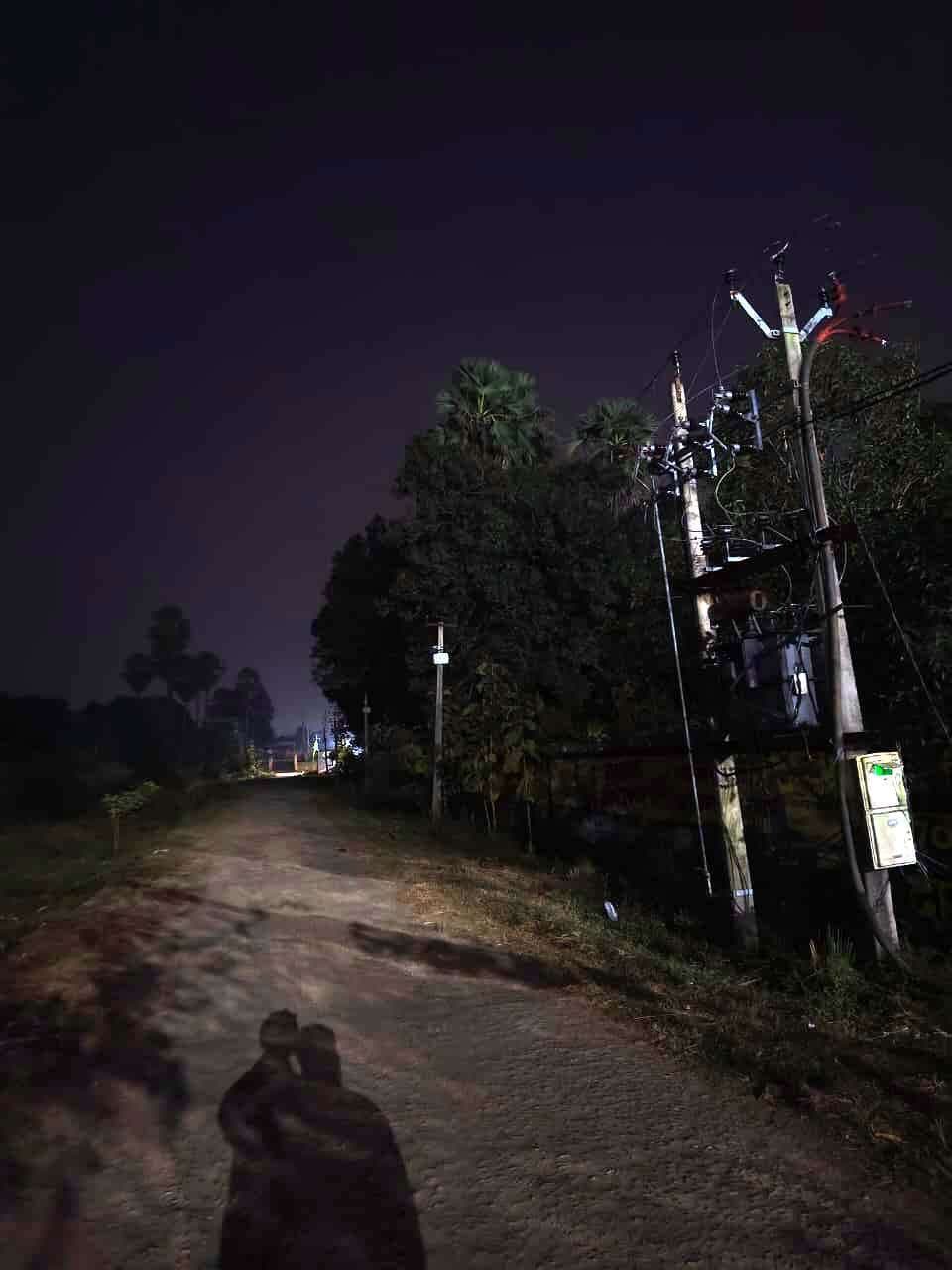 अंधेरे में डूबा दाउदनगर अनुमंडल अस्पताल परिसर, नहर रोड पर बढ़ा खतरा