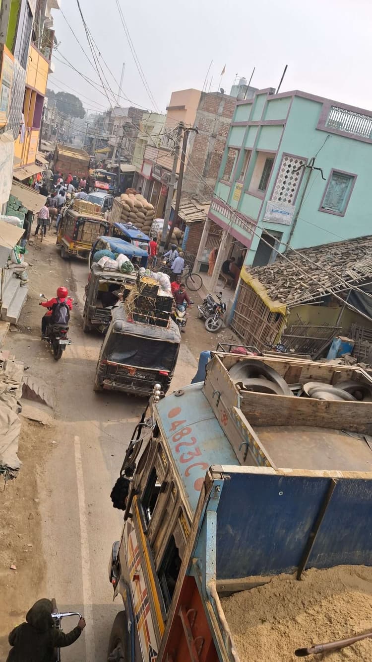 Samastipur News:बिथान बाजार की जर्जर सड़कों से बढ़ी परेशानी