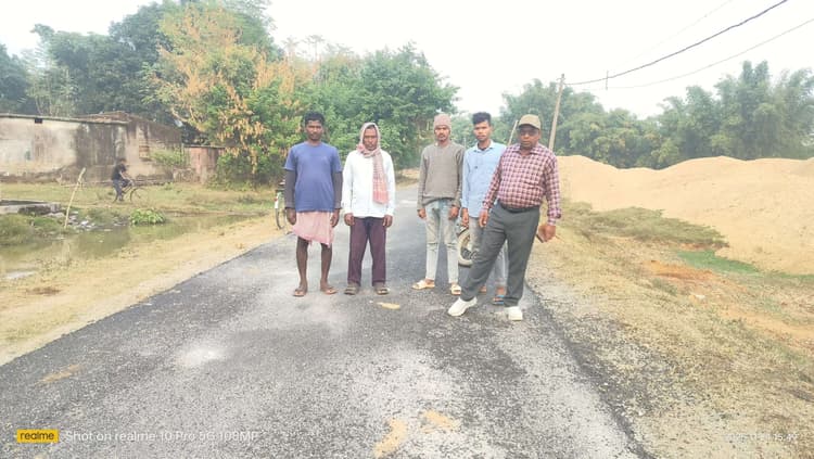 निर्माण कार्य में भारी अनियमिता, दो दिन में ही उखड़ गयी सड़क